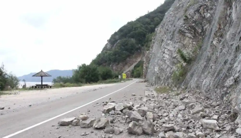 Voziti oprezno, mogući sitniji odroni