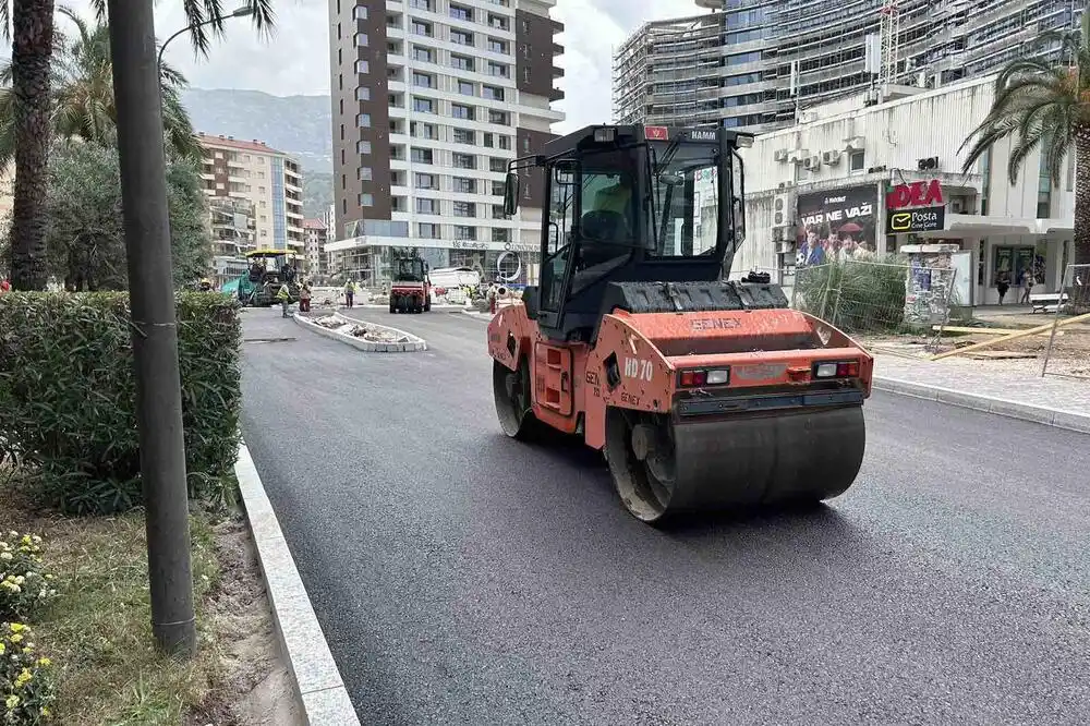 Budva: Postavili dio kaldrme, pa je podigli da bi što prije završili rekonstrukciju