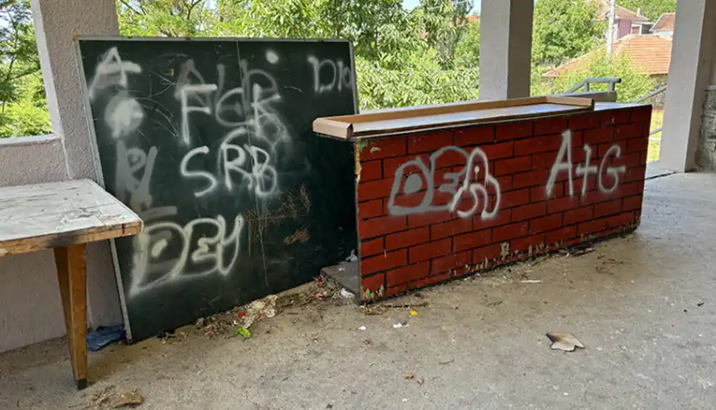 Grafiti koji vrijeđaju Srbe ispisani u blizini Gračanice: Ne mogu da nas uplaše, ovde živimo i ne namjeravamo da odemo