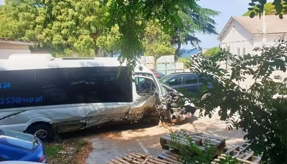Hrvatska: Povrijeđeno 14 osoba nakon sudara minibusa i automobila