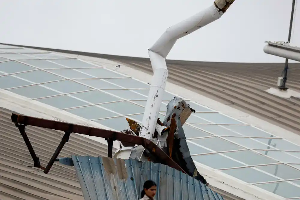 Djelimično se srušio krov na aerodromu u Nju Delhiju, poginula jedna osoba