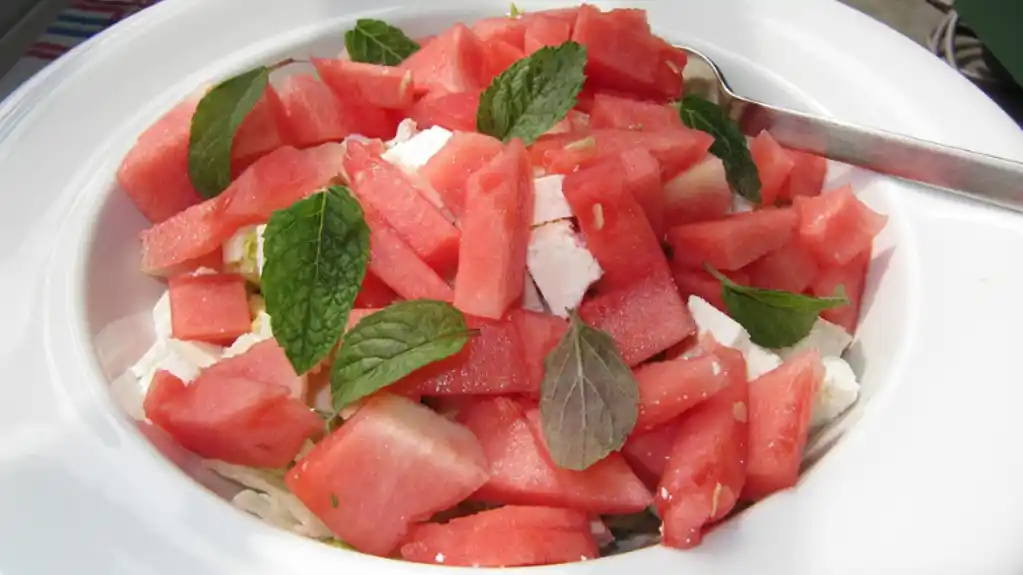Super obrok za ljetnje dane: Pripremite salatu od lubenice sa feta sirom