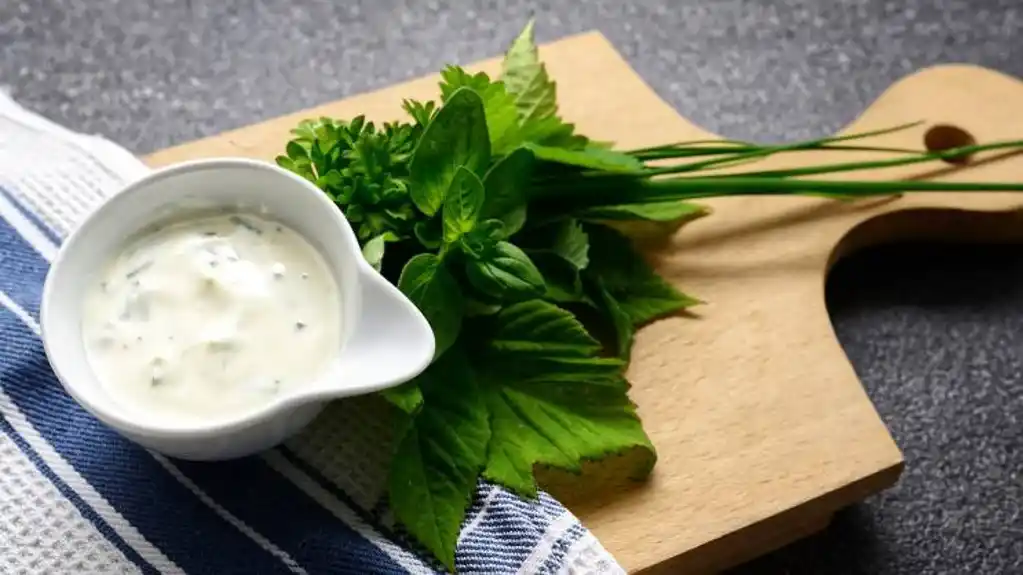 Tzatziki sos – recept za umak koji ljeti ide uz svako jelo