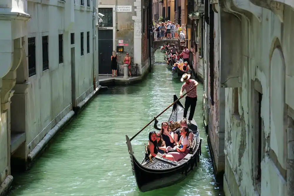 Venecija zabranjuje velike turističke grupe i zvučnike zbog prekomjernog turizma