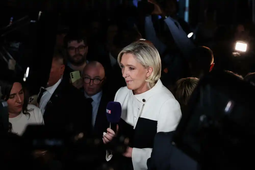 Le Pen se pridružuje Orbanovoj grupi krajnje desnice u Evropskom parlamentu