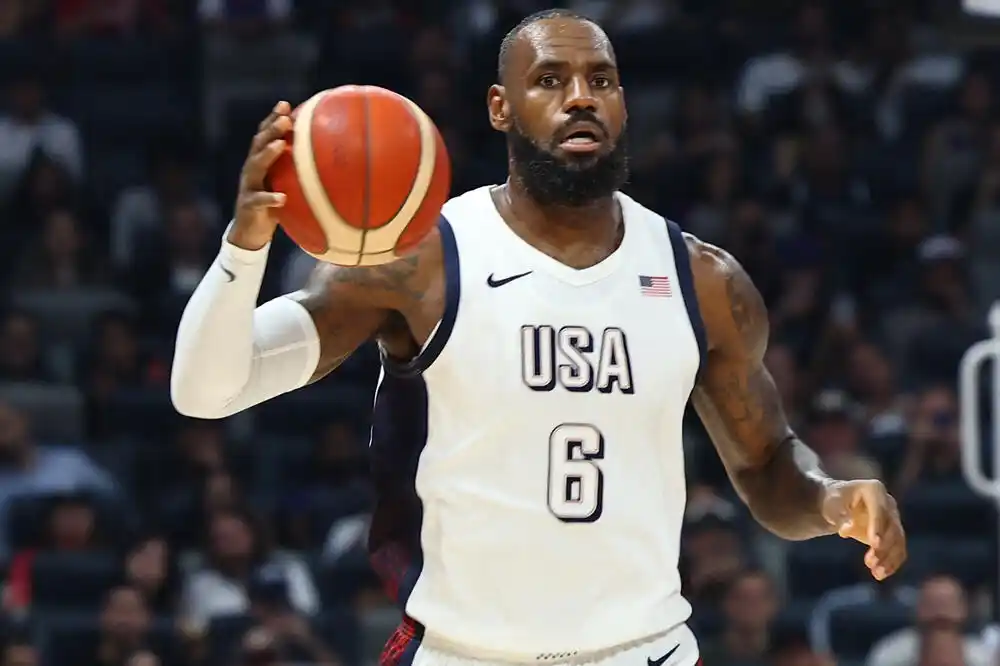 Lebron Džejms nosi zastavu SAD na Olimpijskim igrama u Parizu