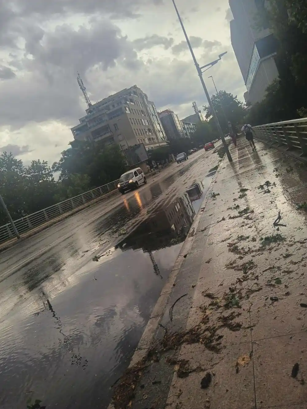 Nevrijeme širom Crne Gore: Centar Budve pod vodom, oborena stabla i poplavljene ulice u Podgorici i Nikšiću