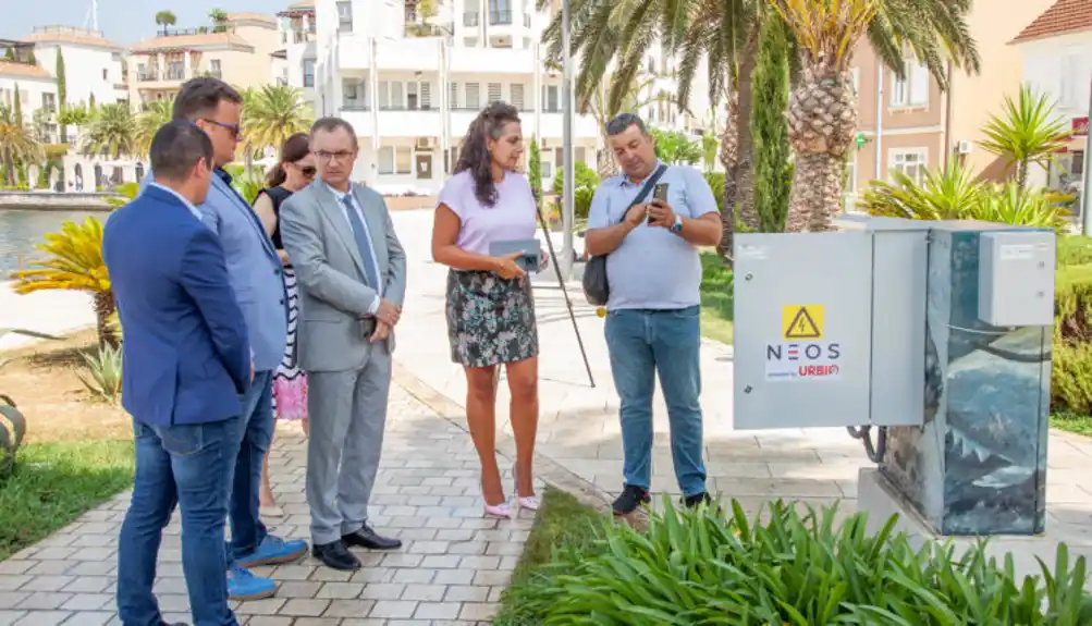 Postavljen pametan uređaj za praćenje rada javne rasvjete: Donacija rumunskog Urbija Opštini Tivat