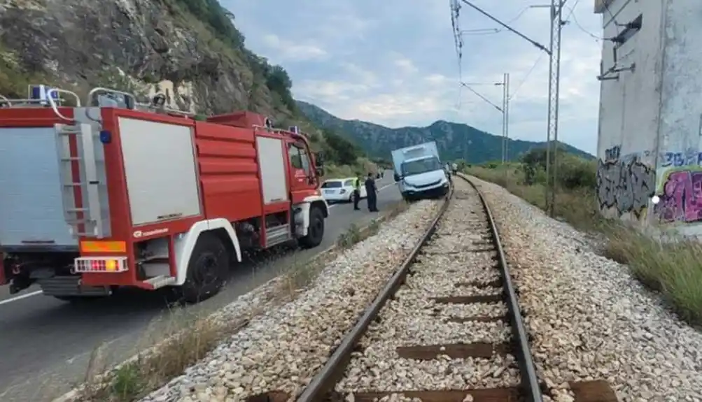 Saobraćajna nezgoda u Baru, kamion završio na šinama