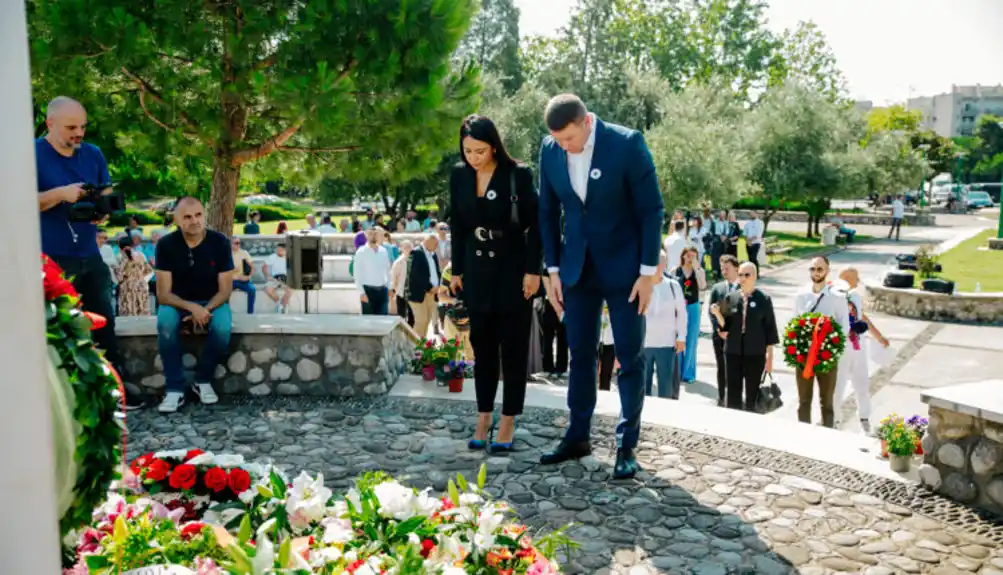 Vuković i Adžić položili vijenac na spomenik žrtvama genocida u Srebrenici na Pobrežju