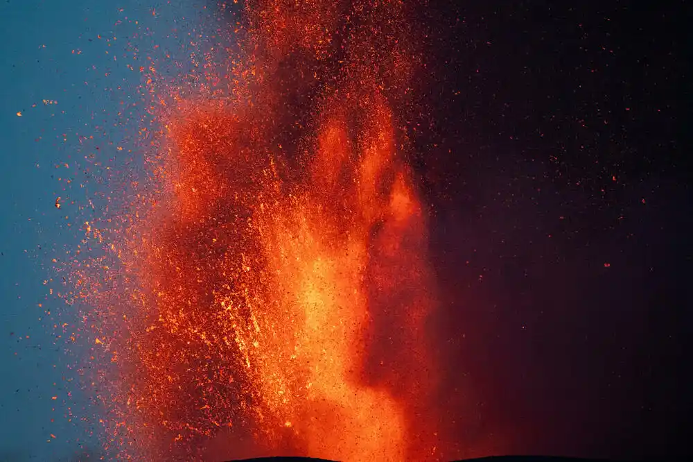 Vulkan Etna izbacio lavu i oblak pepela i dima visok oko pet kilometara