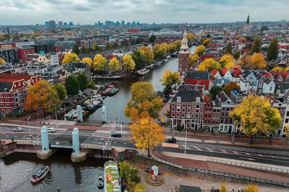 Amsterdam: Statua Ane Frank ofarbana crvenom bojom uz natpis „Slobodna Gaza“