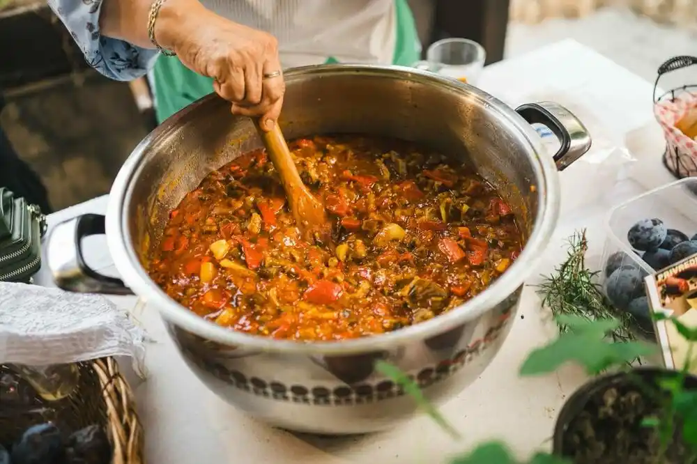 Bamija i baklava besplatno u Starom gradu u Ulcinju