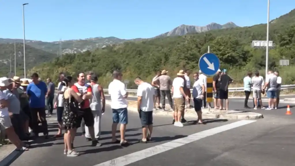 Crmničani danas PROTESTUJU  ispred Opštine Bar