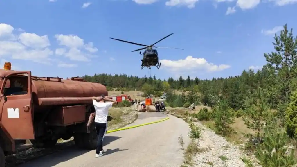 Helikopter Vojske Crne Gore u akciji gašenja velikog požara u Plužinama