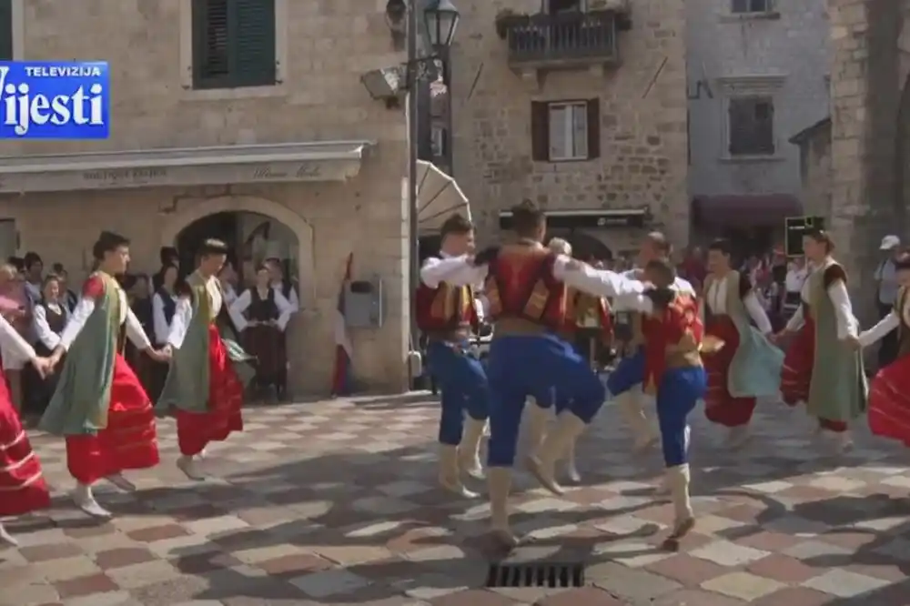 Mladi folkloraši u Kotoru pokazali da su koraci tradicije i dalje živi