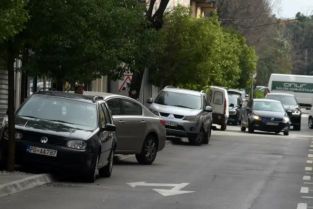 Ni trava, ni šljunak nisu parking mjesto u Podgorici