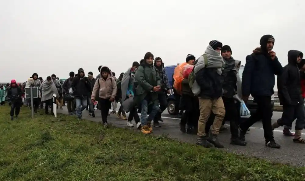 Razbijen lanac krijumčarenja migranata na Zapadni Balkan: Plaćali 6.000 evra za prevoz do BiH