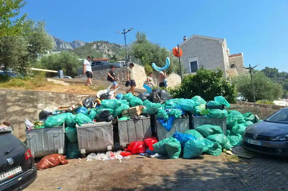 Svuda smeće, prepuni kontejneri i nesnosan smrad – ružne slike iz Budve u špicu sezone