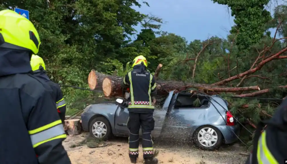 Veliko nevrijeme u Hrvatskoj: Olujni vjetar obarao stabla, oštećena vozila, poplavljeni podrumi