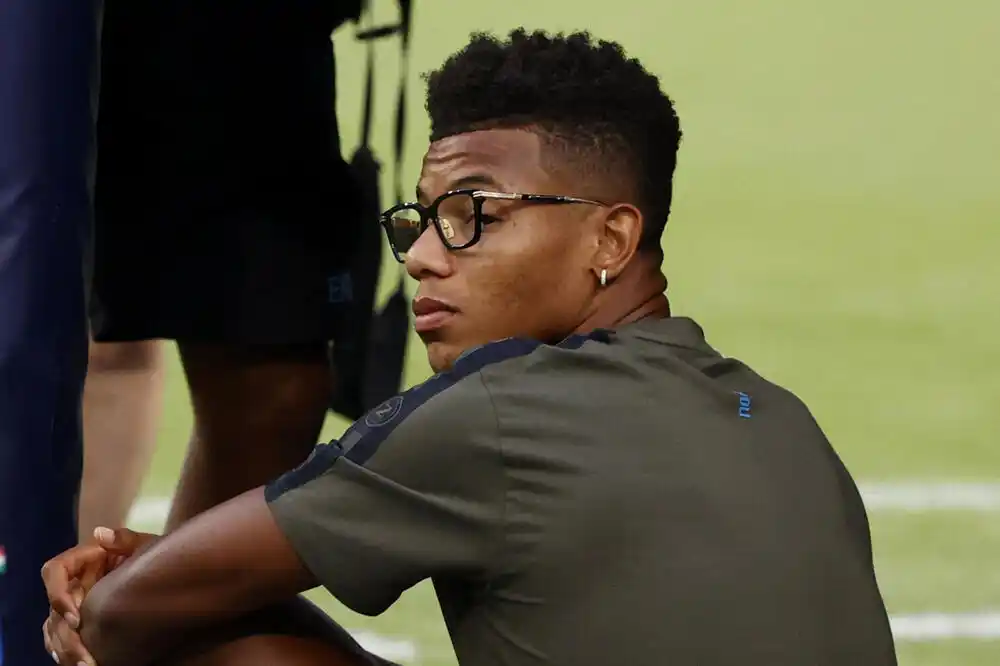 David Neres blista na terenu, njegov sat na ruci huligana