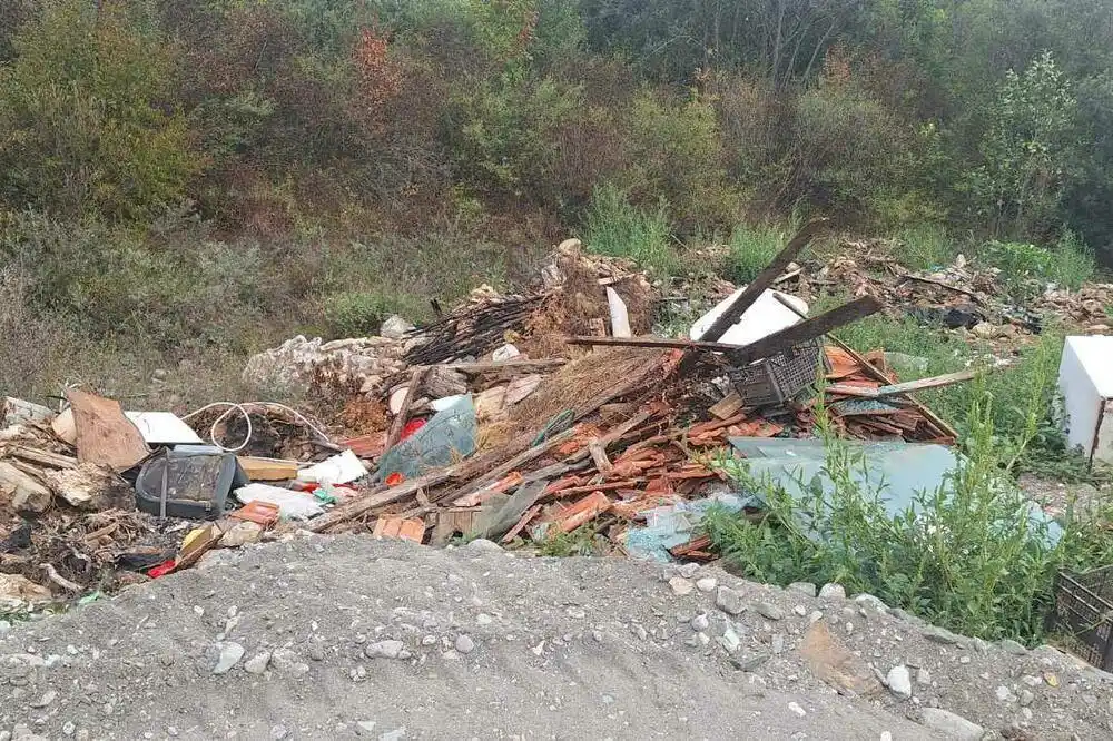 Opet se u Mojkovcu pojavile divlje deponije