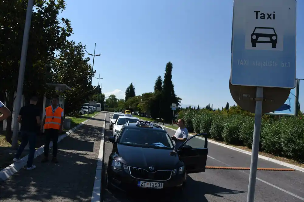 Taksi haos nije riješen, a samovolja nadležnih svakodnevno uvećava štetu Aerodromu Podgorica i cijeloj držai