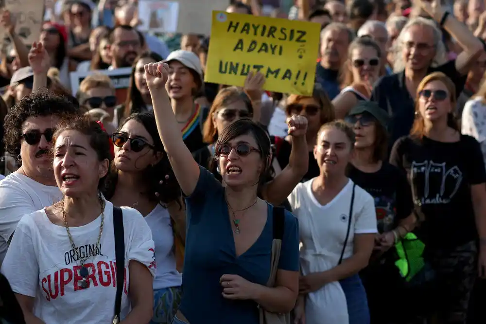 Turska: Hiljade ljudi protestuju protiv kontroverznog zakona o uklanjanju pasa lutalica