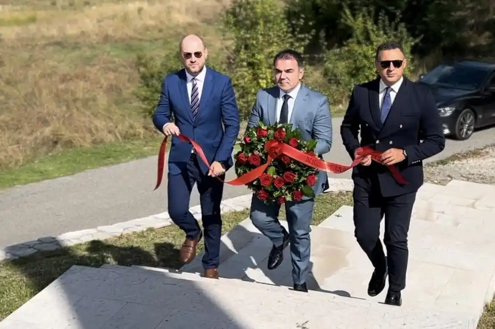 Đurašković i Lećeze položili vijenac na Spomenik herojima Božićnog ustanka