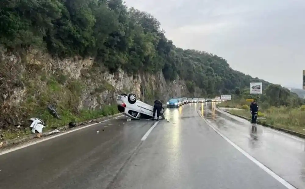 Automobil se prevrenuo na krov, povrijeđena djevojka