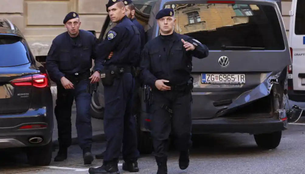 Haos u Zagrebu: Ukradenim autom udario policajca pa se zabio u kombi, policija blokirala čitavu ulicu