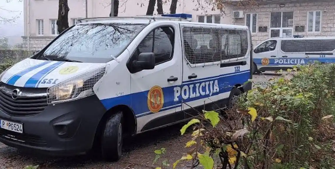 Podgoričanin krenuo na policajce nožem i sjekirom, pa uhapšen