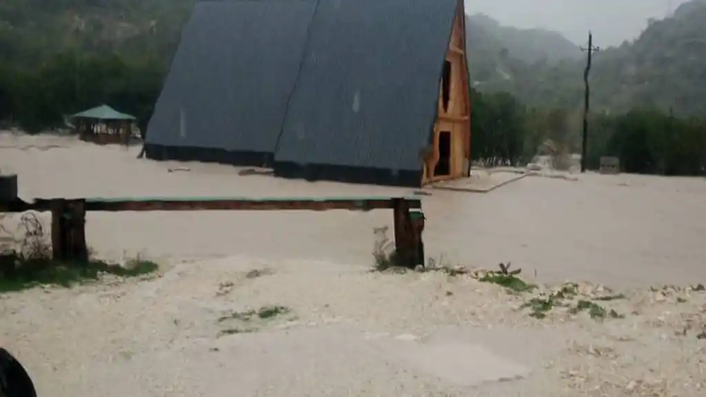 Sela Komarnica i Grabovica odsječena, voda nosi pomoćne objekte