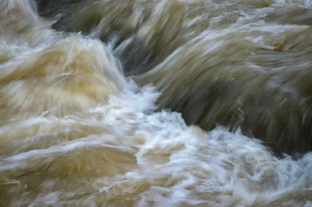 Poplave u BiH: Ima žrtava, veliki broj povrijeđenih i nestalih, bujice nose mostove i automobile