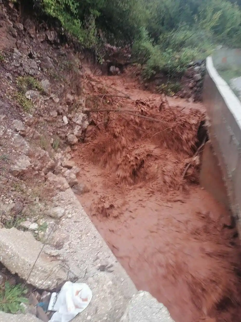 Potopljen centar Budve, novi bulevar pretvoren u rijeku; Veliki problemi za mještane okolnih naselja u Nikšiću