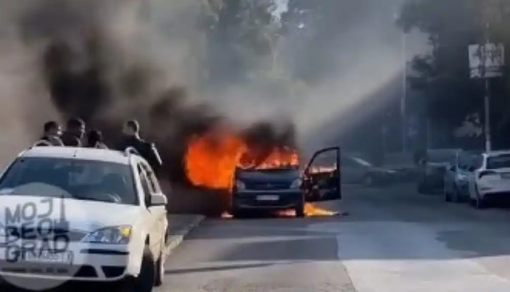 Veliki požar na Karaburmi, zapalio se automobil