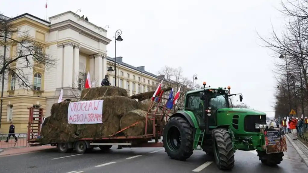 Francuski farmeri štrajkuju na traktorima ispred Evropskog parlamenta