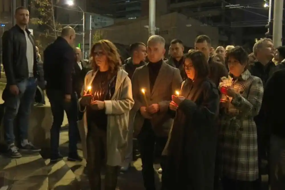 Građani se okupljaju ispred Vlade Srbije kako bi palili svijeće i odali poštu stradalima u nesreći u Novom Sadu