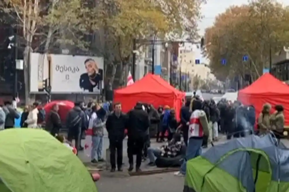 Gruzija: Demonstranti podigli kamp u Tbilisiju, obećavaju da se neće skloniti dok se ne održe novi izbori