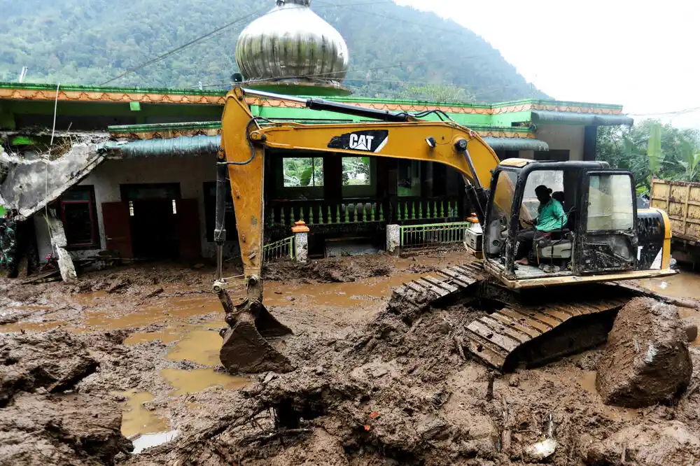 Indonezija: Najmanje 20 osoba stradalo u poplavama na ostrvu Sumatra