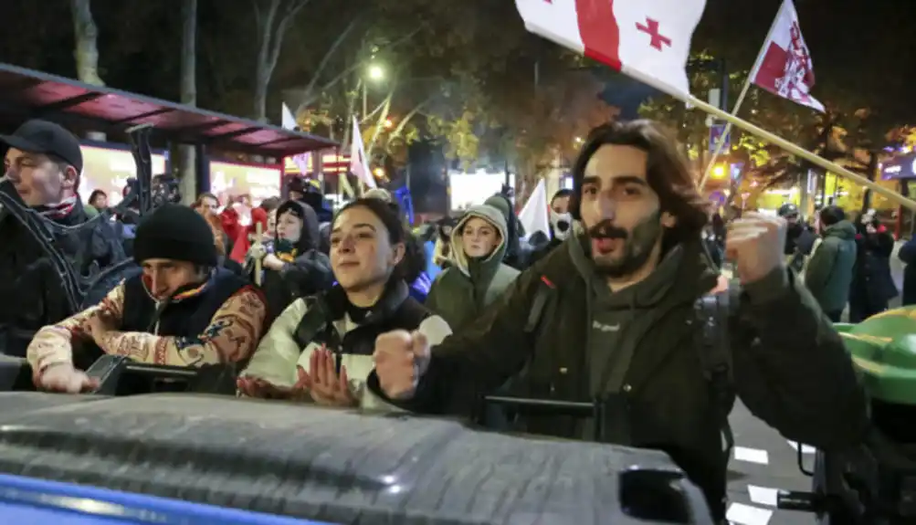 Ne priznaju rezultate izbora: U Tbilisiju sukobi demonstranata i policije