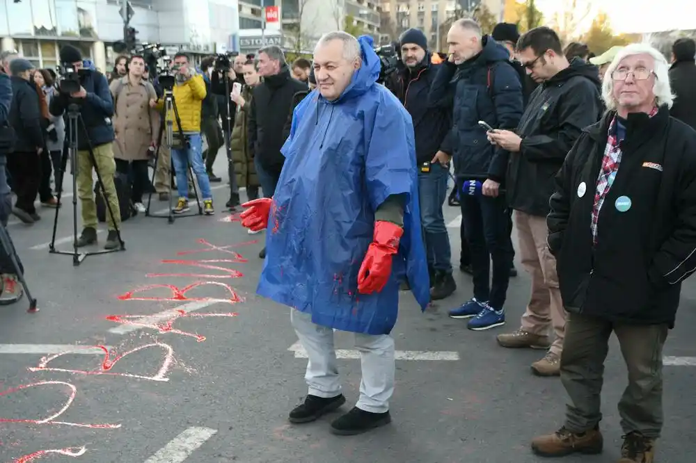 Novi Sad: Protest, u blizini Željezničke stanice, crvenom bojom napisano „Bulevar krvavih ruku“