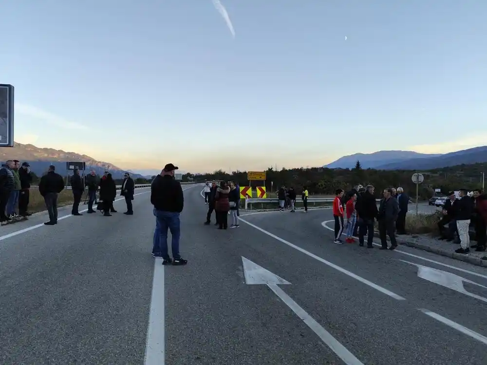 Opet blokiran saobraćaj u mjestu Bogetići