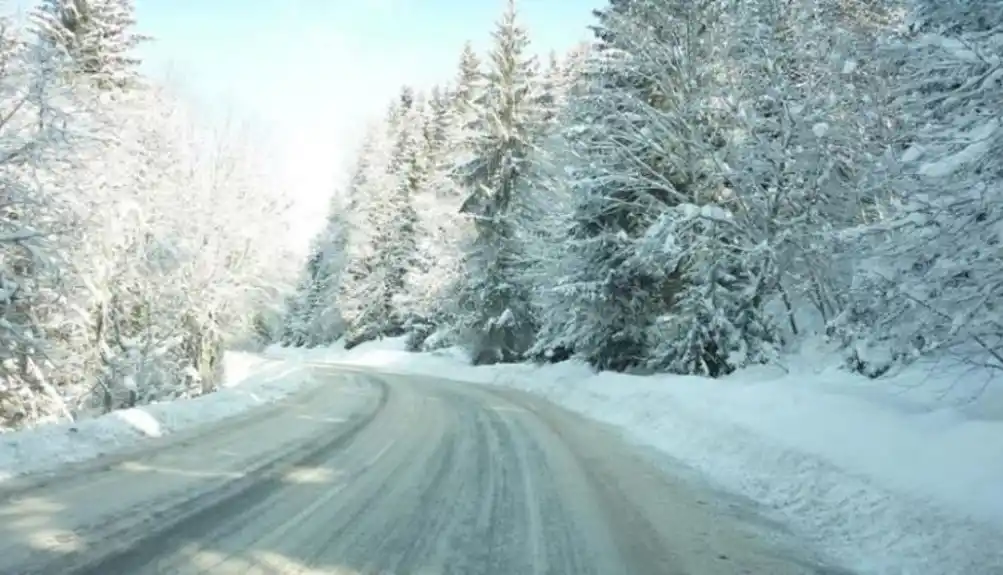 Putevi klizavi, smanjena vidljivost, oprezno na dionicama gdje su radovi