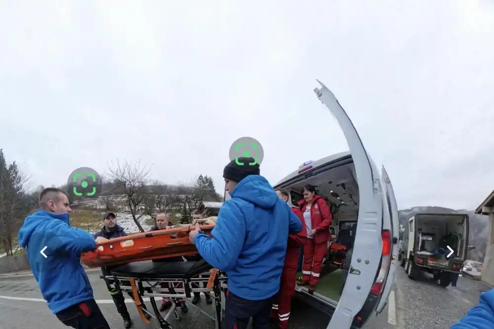 Gorjela porodična kuća u Kanjama u blizini Bijelog Polja, sa nepristupačnog terena prevezen bolesnik u bolnicu