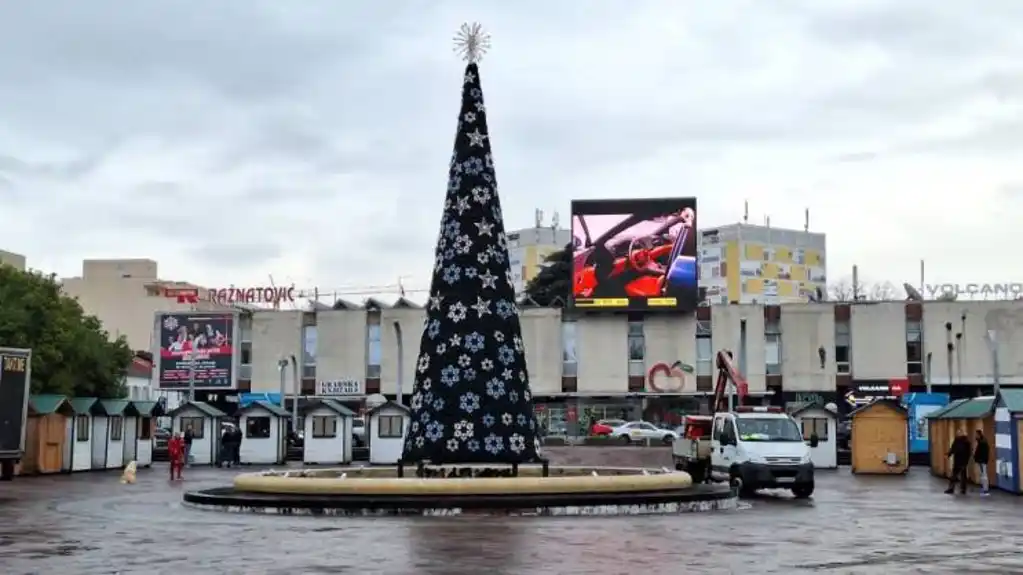 Jelka na  Trgu nezavisnosti, figure u 3D dimenziji,… Počelo NOVOGODIŠNJE UKRAŠAVANJE Podgorice