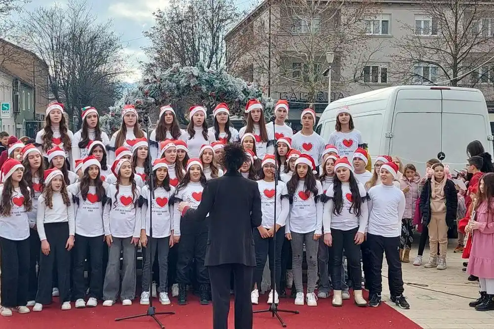 Manifestacija „Djeca djeci“ na nikšićkom Trgu okupila brojne mališane