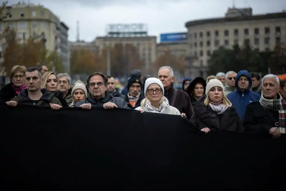 Mjesec dana od pada nadstrešnice na Željezničkoj stanici u Novom Sadu: Šetnja i zastajanje za 15 žrtava nesreće