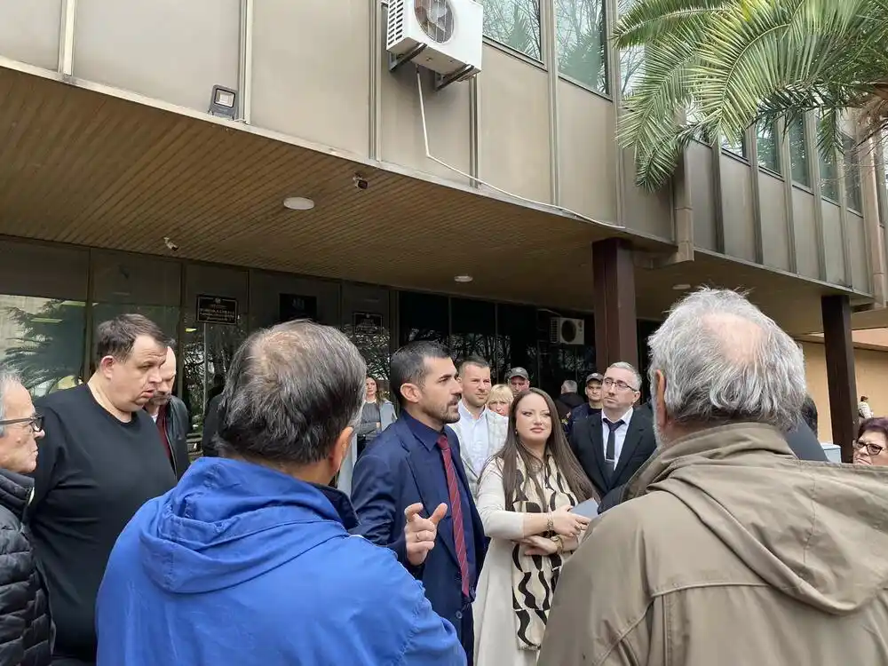 Protest mještana Bjeliša ispred Opštine Bar: Nenezić traži saslušanje, Raičević kaže da opozicija politizuje protest