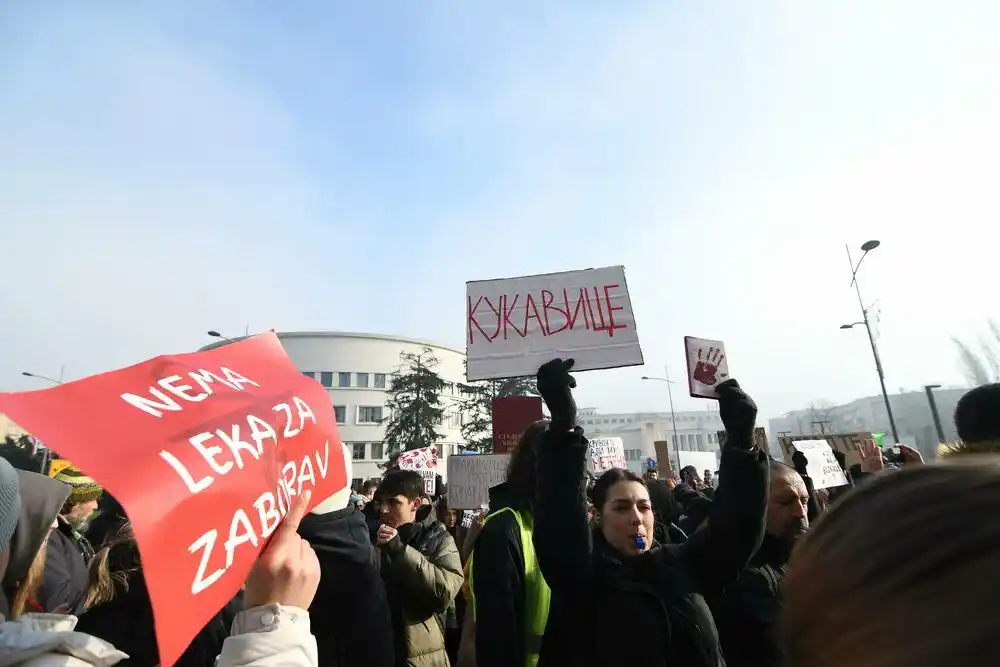 „Semestar se nadoknadi, život nikad“: Studenti u Novom Sadu tražili ostavku gradonačelnika